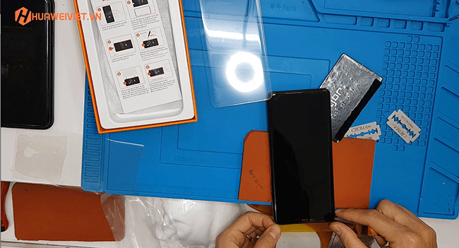Hướng dẫn chi tiết cách dán kính cường lực full keo UV cho điện thoại Huawei đơn giản dễ làm